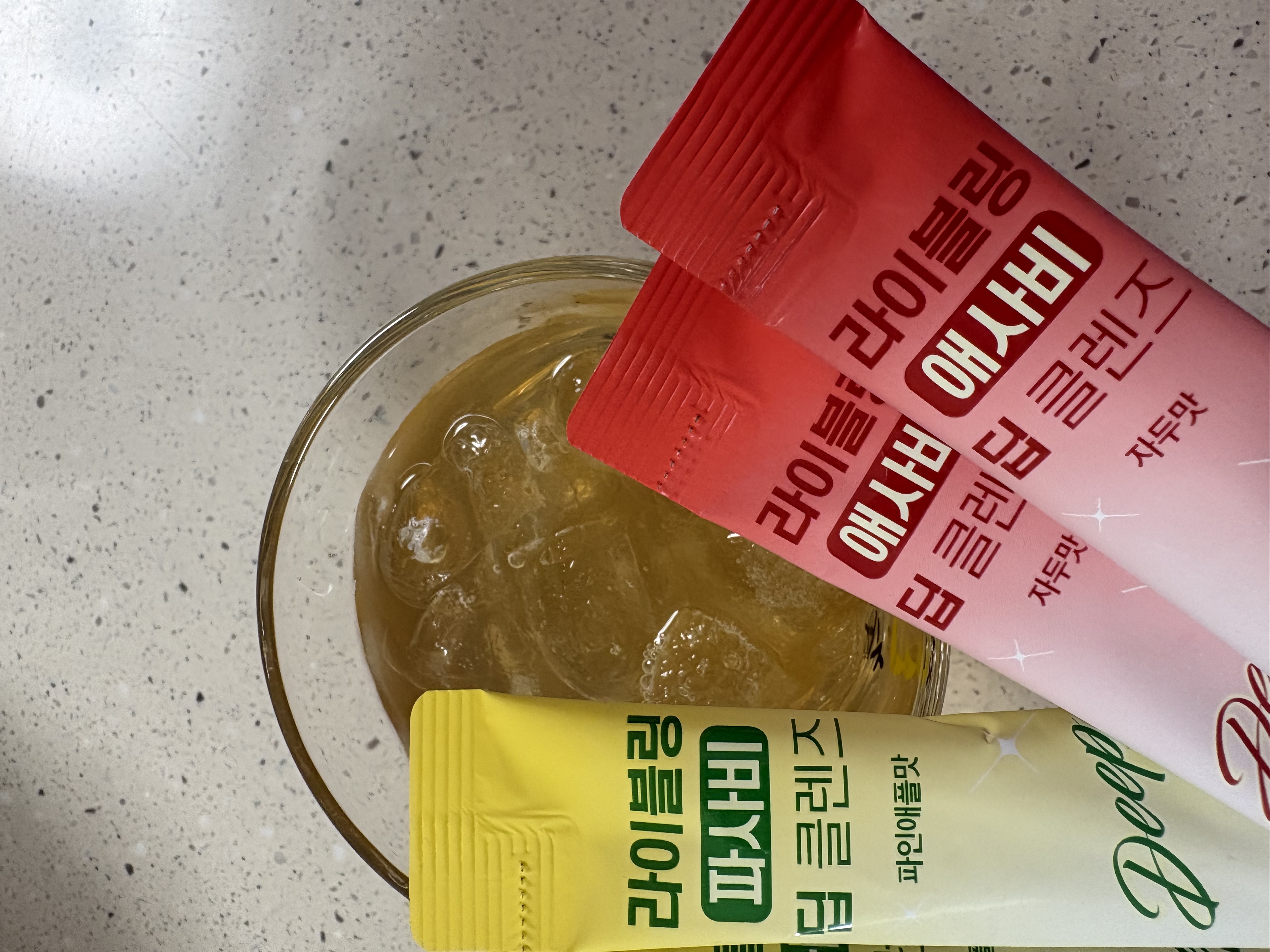 입 출출한거 잡을라고 요새 애사비 마시는데 좋네요